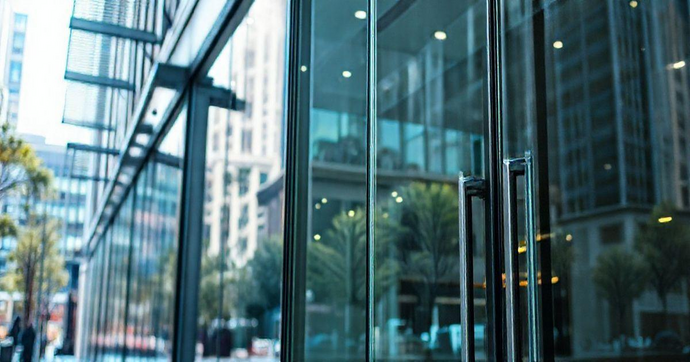 Fachada de vidro comercial transforma espaços e valoriza negócios com elegância